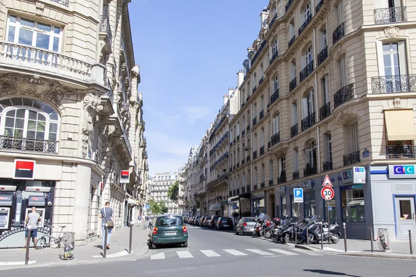 PARÍS, FRANCIA, 9 de julio de 2016. La típica calle de la ciudad con edificio histórico . —  Fotos de Stock