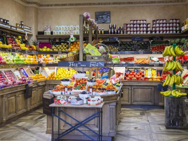 Paris, Fransa, üzerinde 10 Temmuz 2016. Çeşitli taze meyve ve sebzeler üzerinde Shop bir gösteri-pencere yalan