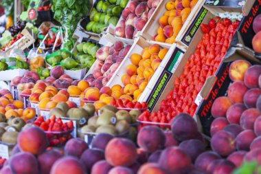 Paris, Fransa, üzerinde 10 Temmuz 2016. Çeşitli taze meyve ve çilek bir gösteri-pencere Shop yalan