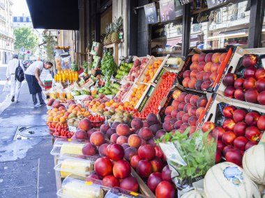 Paris, Fransa, üzerinde 10 Temmuz 2016. Çeşitli taze meyve ve çilek bir gösteri-pencere Shop yalan
