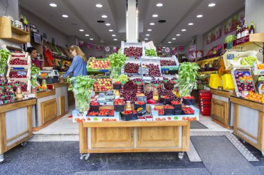 Paris, Fransa, üzerinde 10 Temmuz 2016. Çeşitli taze meyve ve sebzeler üzerinde Shop bir gösteri-pencere yalan