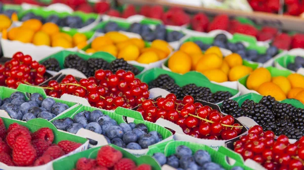 PARIS, FRANCE, le 10 juillet 2016. Divers fruits frais et baies se trouvent sur une vitrine du magasin — Photo