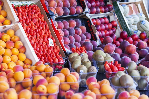 Paryż, Francja, 10 lipca 2016. Różne owoce i jagody leżą na okno Pokaż Shop — Zdjęcie stockowe