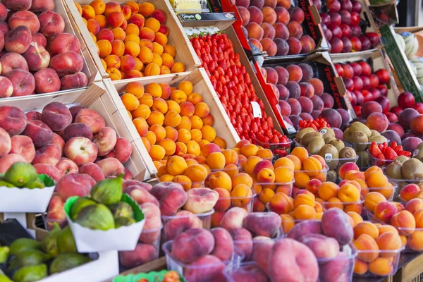 Parijs, Frankrijk, op 10 juli 2016. Verschillende vers fruit en bessen liggen op een Toon-venster van winkel — Stockfoto