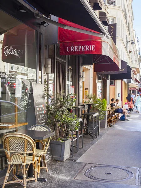 PARIS, FRANÇA, em 9 de julho de 2016. Vista urbana típica. café sob o céu aberto . — Fotografia de Stock