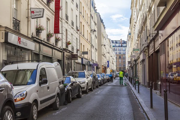 Parijs, Frankrijk, op 9 juli 2016. De typische stad straat met historische gebouw. — Stockfoto