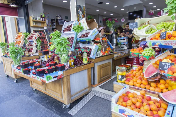 París, Francia, el 10 de julio de 2016. Escaparate de calle de tienda de verduras y frutas — Foto de Stock