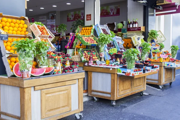 PARIGI, FRANCIA, il 10 LUGLIO 2016 vetrina stradale di negozio di verdure e frutta — Foto Stock