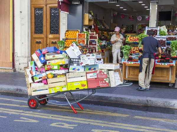 Paris, Frankrike, den 10 juli 2016. I kundvagnen om leverantören av grönsaker och frukt i butik — Stockfoto