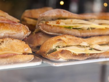  İştah açıcı sandviç gösterisi penceresinde kafe üzerinde