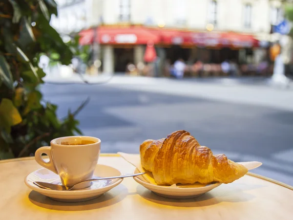 Paříž, Francie, 7. července 2016. Šálek kávy na stolku v kavárně pod širým nebem na pozadí ulice města — Stock fotografie