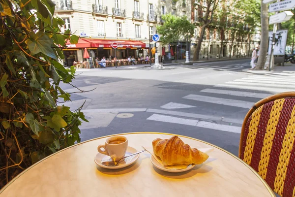 Paris, Frankreich, am 7. Juli 2016. eine Tasse Kaffee auf einem kleinen Tisch im Café unter freiem Himmel vor dem Hintergrund der Stadtstraße — Stockfoto