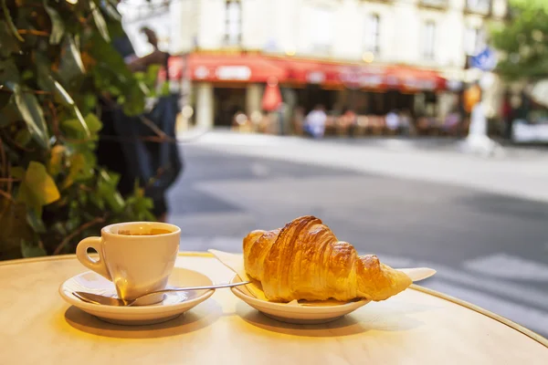 Paris, Frankreich, am 7. Juli 2016. eine Tasse Kaffee auf einem kleinen Tisch im Café unter freiem Himmel vor dem Hintergrund der Stadtstraße — Stockfoto