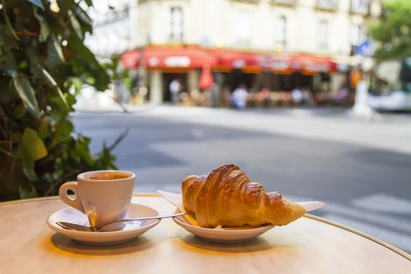 Paris, Frankreich, am 7. Juli 2016. eine Tasse Kaffee auf einem kleinen Tisch im Café unter freiem Himmel vor dem Hintergrund der Stadtstraße — Stockfoto