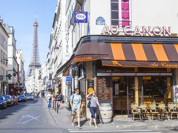 Париж, Франция, 9 июля 2016 г. Типичная улица с историческим зданием. Эйфелева башня вдалеке — стоковое фото