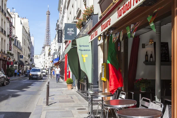 パリ、フランス、2016 年 7 月 9 日に。典型的な都市の歴史的な通りを構築します。遠くにエッフェル塔 — ストック写真