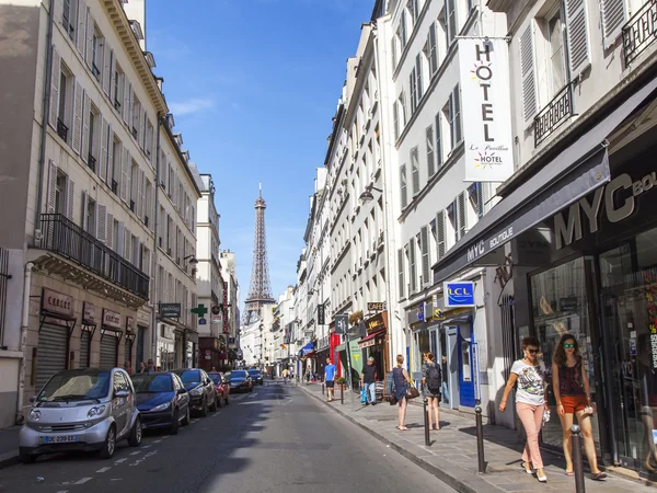 Parijs, Frankrijk, op 9 juli 2016. De typische stad straat met historische gebouw. Eiffeltoren in de verte — Stockfoto