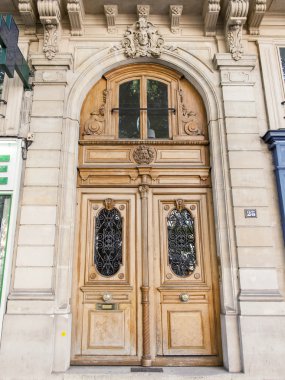 9 Temmuz 2016 üzerinde Paris, Fransa. Tarihi bina cephe tipik mimari ayrıntıları. Giriş kapısı