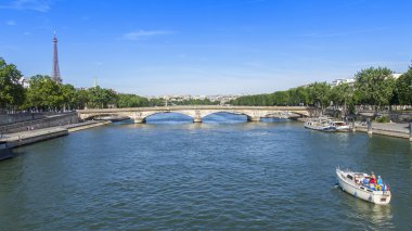 9 Temmuz 2016 üzerinde Paris, Fransa. Seine ve onun bentleri görünümünü. Gemi nehirde yüzen