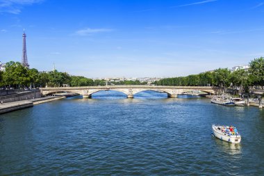 9 Temmuz 2016 üzerinde Paris, Fransa. Seine ve onun bentleri görünümünü. Gemi nehirde yüzen