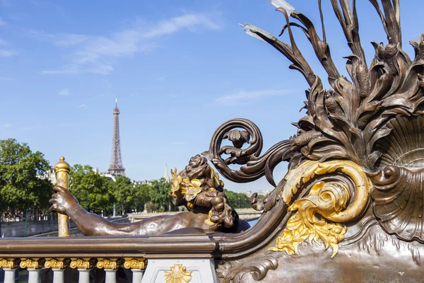 Париж, Франция, 9 июля 2016 г. Фрагмент декора моста Александра III — стоковое фото