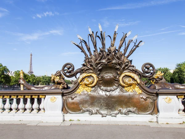 パリ、フランス、2016 年 7 月 9 日に。アレクサンドル 3 世橋の装飾の断片 — ストック写真