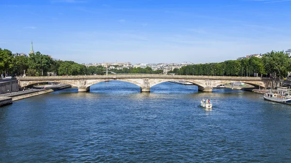 PARÍS, FRANCIA, 9 de julio de 2016. Vista del Sena y sus terraplenes. El barco flota río abajo — Foto de Stock