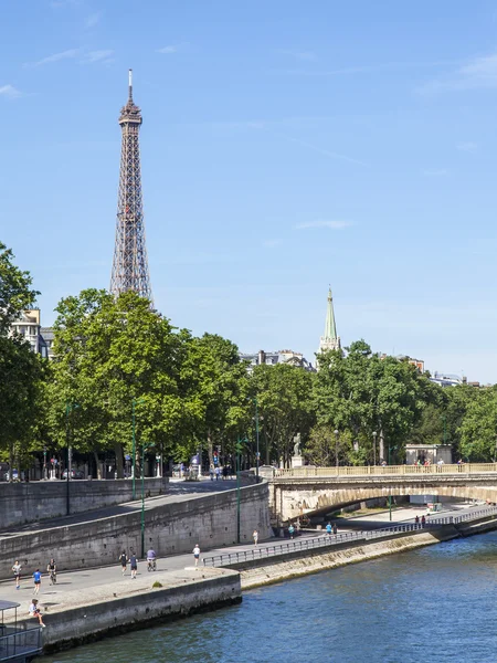 Paris, Frankrike, den 9 juli, 2016. Utsikt över Seine och Eiffeltornet på banvallen — Stockfoto