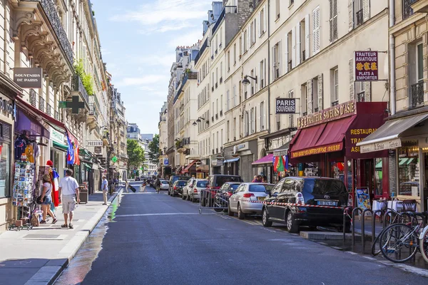 PARÍS, FRANCIA, 9 de julio de 2016. La típica calle de la ciudad con edificio histórico . — Foto de Stock