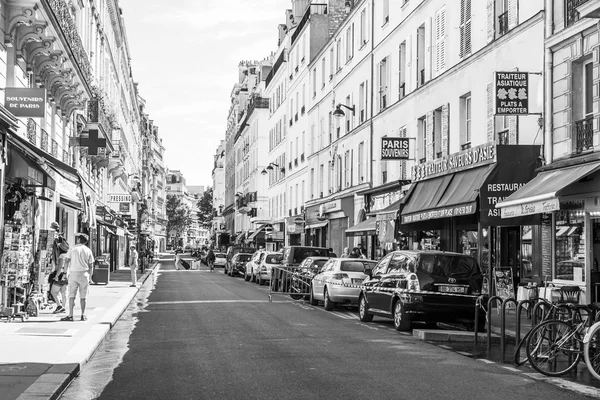Paryż, Francja, zm. 9 lipca 2016. Typowe miasto ulica z zabytkowym budynku. — Zdjęcie stockowe