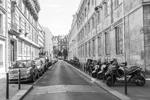 Paris, Frankreich, am 9. Juli 2016. die typische Stadtstraße mit historischem Gebäude. — Stockfoto