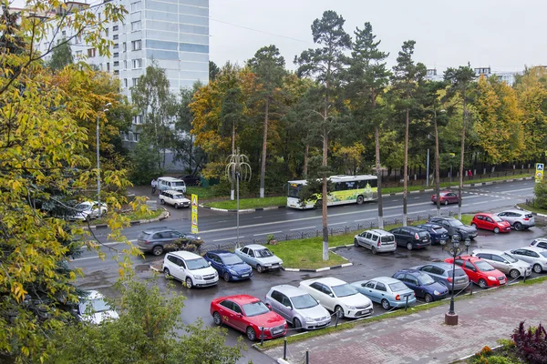 PUSHKINO, RUSSIA, on September 29, 2016. A view of the autumn city from a house window — Stock Photo, Image