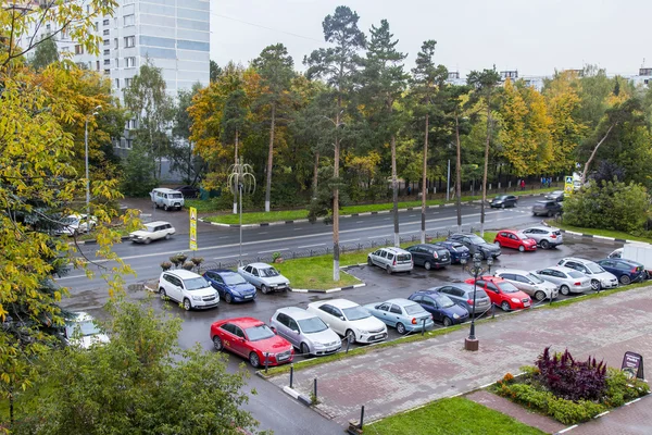 PUSHKINO, RUSSIA, on September 29, 2016. A view of the autumn city from a house window — Stock Photo, Image