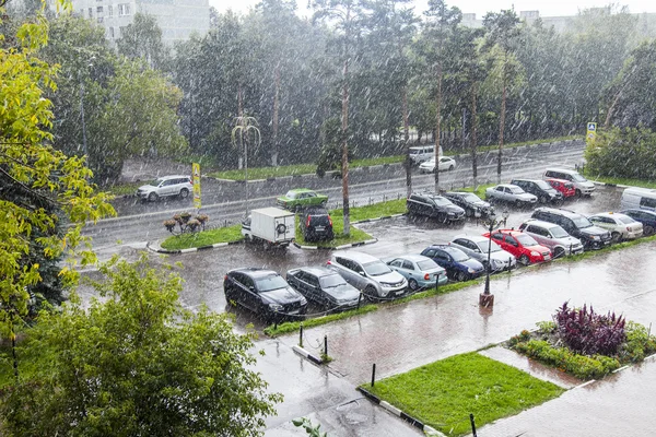 ПУШКИНО, РОССИЯ, 29 сентября 2016 года. Вид на осенний город из окна дома. Дождливая погода — стоковое фото