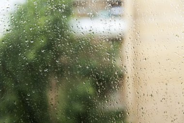 Pencereden bir yağmur sırasında görüntüleyin. Damla cam üzerinde odaklanmak.