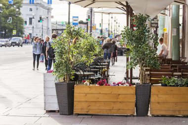 St. Petersburg, Rusya, 20 Ağustos 2016. Kentsel görünüm. Açık gökyüzü altında pitoresk kafe ziyaretçi bekliyor