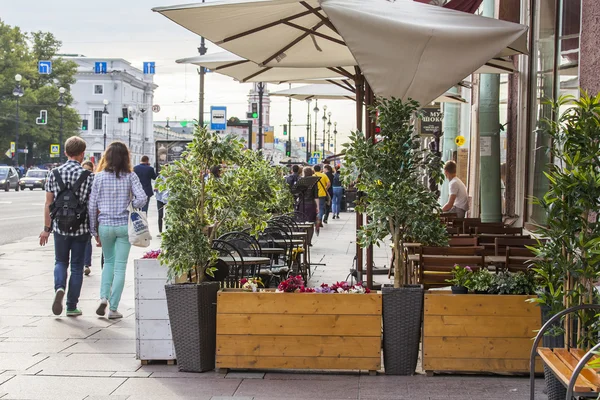 St. petersburg, russland, am 20. august 2016. Stadtansicht. das malerische Café unter freiem Himmel erwartet die Besucher — Stockfoto