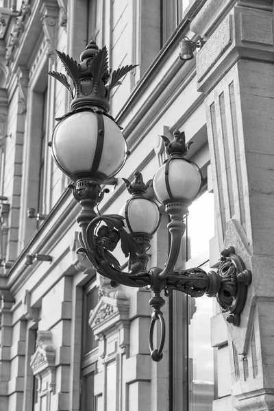 ПЕТЕРБУРГ, 21 августа. Красивый фонарь в исторической части города — стоковое фото