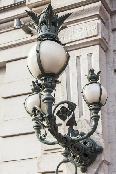 ST. PETERSBURG, RUSIA, 21 de agosto de 2016. Una hermosa farola en una parte histórica de la ciudad —  Fotos de Stock