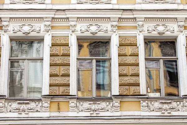 St. Petersburg, Oroszország, augusztus 21, 2016-ban. a történelmi épület homlokzatán dekorációja. — Stock Fotó