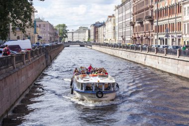 St. Petersburg, Rusya, 21 Ağustos 2016 tarihinde. Griboyedov Kanal Seti mimari kompleksi. Turistler Griboyedov Kanalı'nda yürüyüş yapmak