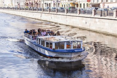 St. Petersburg, Rusya, 21 Ağustos 2016 tarihinde. Turistler Griboyedov Kanalı'nda yürüyüş yapmak