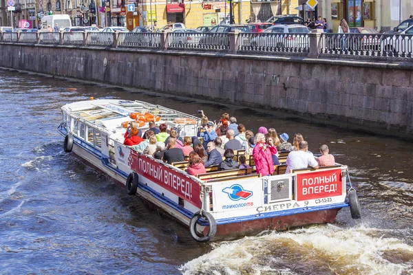 ST. PETERSBURG, RUSSIA, on August 21, 2016. Tourists make walk across Griboyedov Canal — Stock Photo, Image