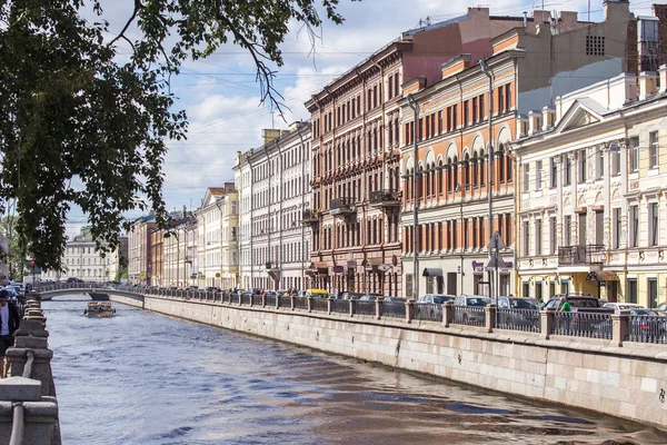 St. petersburg, russland, am 21. august 2016. architektonischer komplex des griboyedov kanaldamms. — Stockfoto