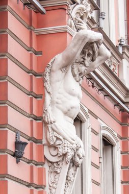 St. Petersburg, Rusya, 21 Ağustos 2016 tarihinde. Tarihi binanın bir cephesinin heykel dekoru.