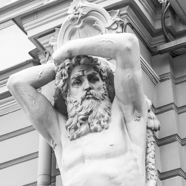 ST. PETERSBURG, RÚSSIA, em agosto 21, 2016. Cenário escultural de uma fachada do edifício histórico . — Fotografia de Stock