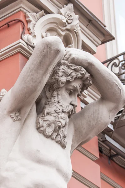 ST. PETERSBURG, RUSIA, 21 de agosto de 2016. Decoración escultórica de una fachada del edificio histórico . — Foto de Stock