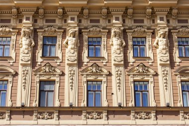 St. Petersburg, Rusya, 21 Ağustos 2016 tarihinde. Tarihi binanın bir cephesinin heykel dekoru.
