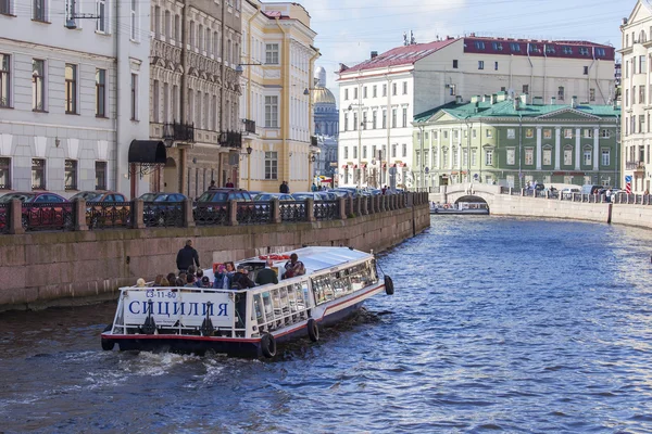 ПЕТЕРБУРГ, 21 августа. Вид на город. Архитектурный комплекс набережной реки Мойки — стоковое фото