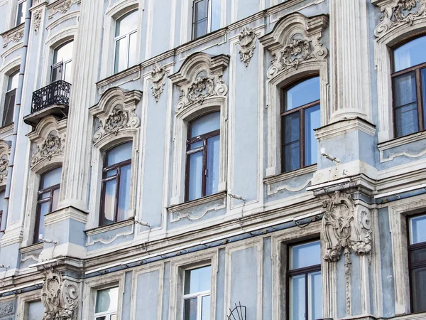 St. petersburg, russland, am 21. august 2016. architektonisches fragment einer fassade des historischen gebäudes. — Stockfoto
